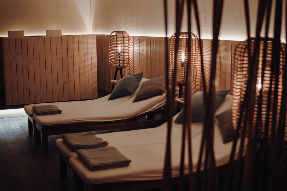 Ruheliegen und Rattanleuchten in der AHALANUI Lounge