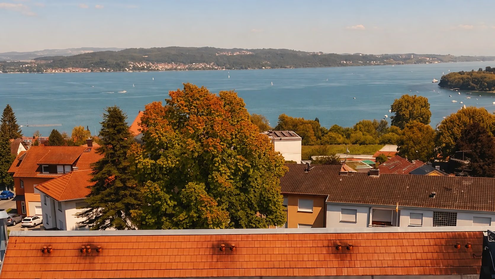 Das Ko'Ono von oben, dahinter der Bodensee und Bäume im Herbstlaub
