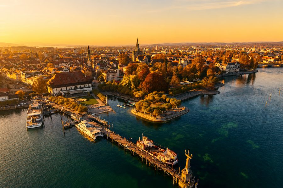Konstanzer Hafen mit Imperia und Altstadt im Herbstlicht