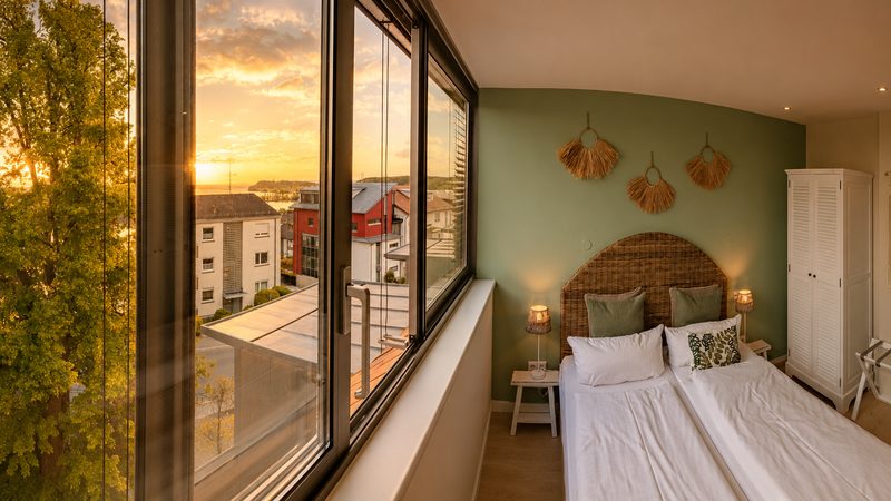 Comfort-Zimmer mit bodentiefen Fenstern und Doppelbett